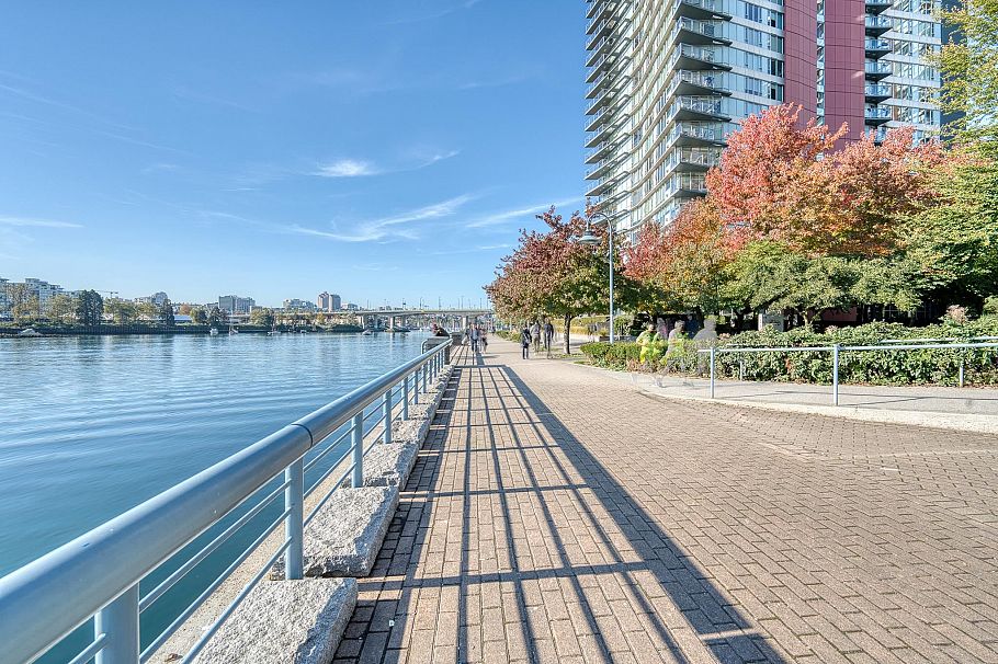 1703 8 Smithe Mews Vancouver, BC - 2