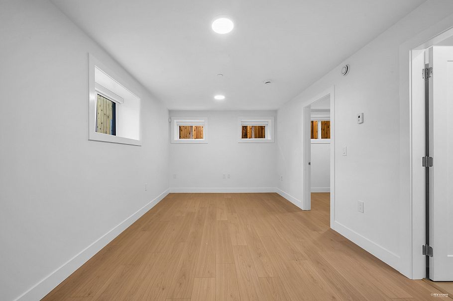 3673 E 48th Avenue Vancouver, BC - 23