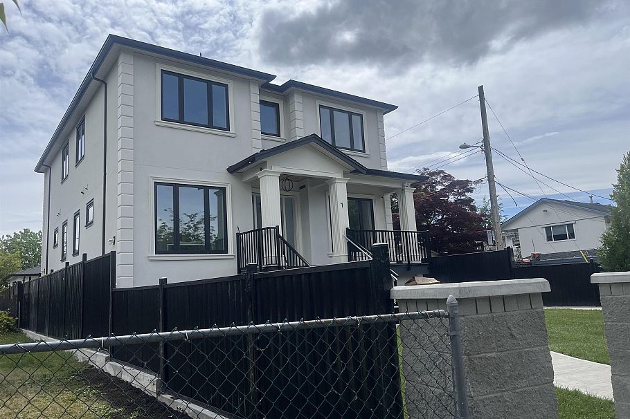 2348 E 49th Avenue Vancouver, BC - 1