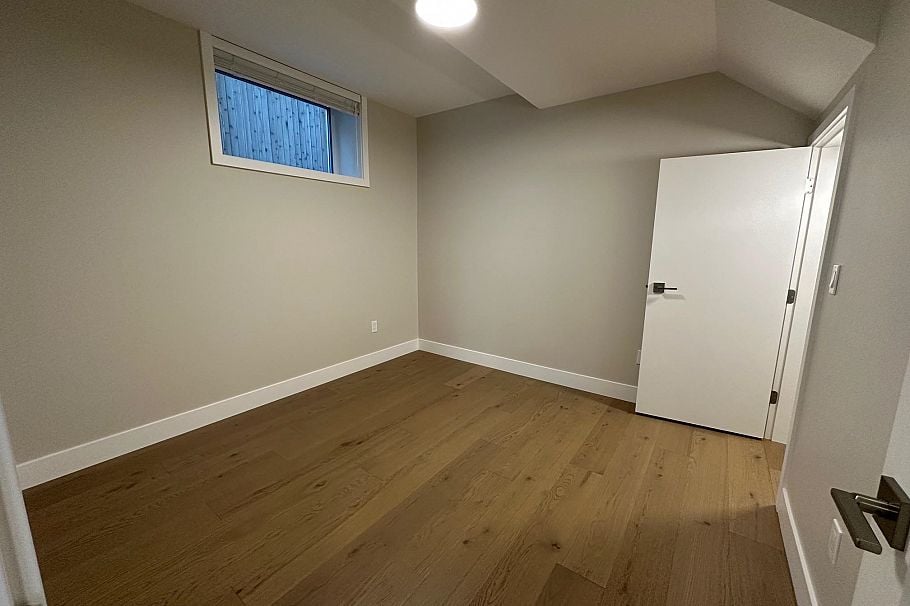 344 E 17th Street North Vancouver, BC - 25