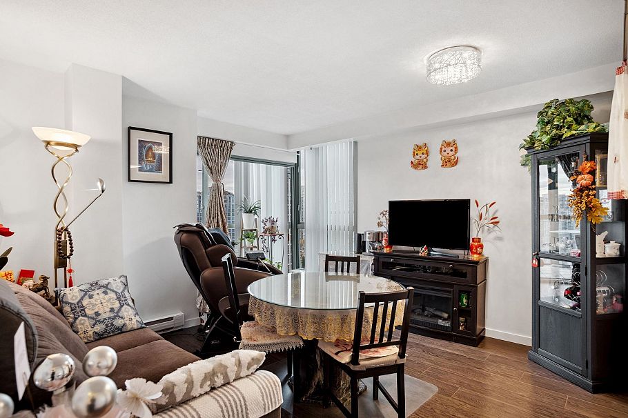 2303 1188 Howe Street Vancouver, BC - 3