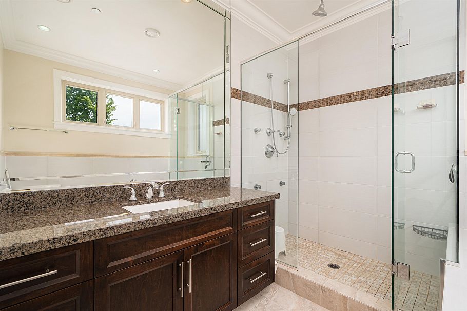 1683 W 64th Avenue Vancouver, BC - 9