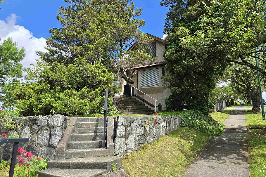 4390 Nanaimo Street Vancouver, BC - 2