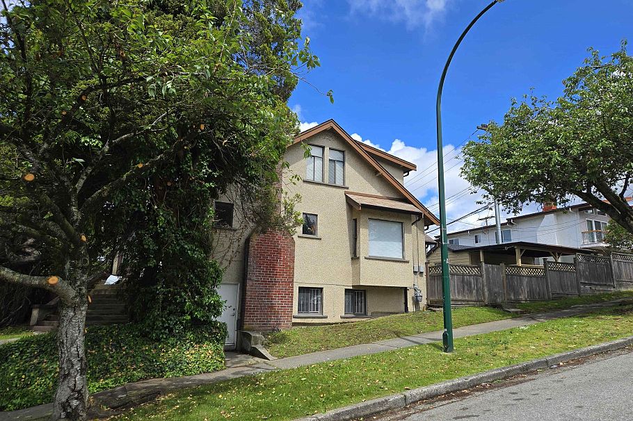 4390 Nanaimo Street Vancouver, BC - 1