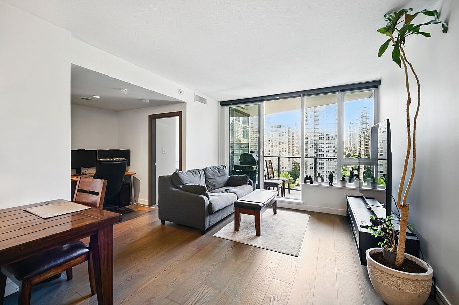 1221 68 Smithe Street Vancouver, BC - 2