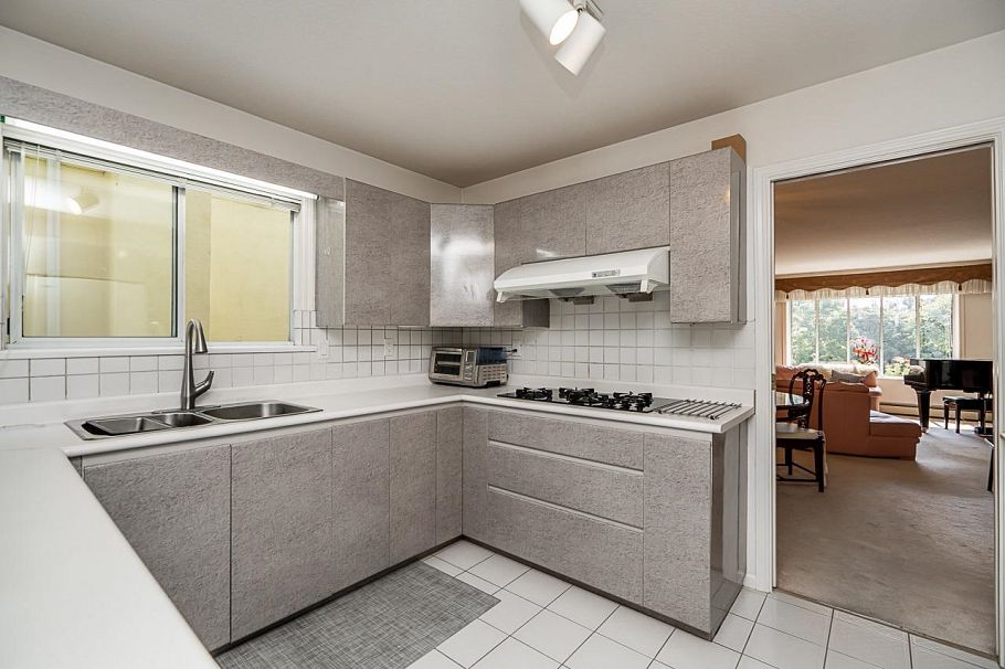 2133 W 49th Avenue Vancouver, BC - 9