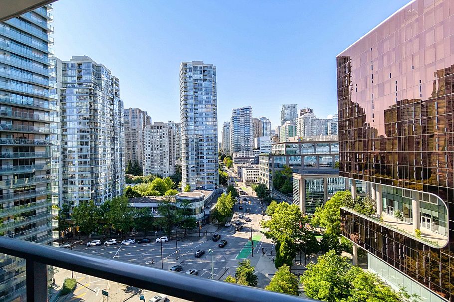 1221 68 Smithe Street Vancouver, BC - 11