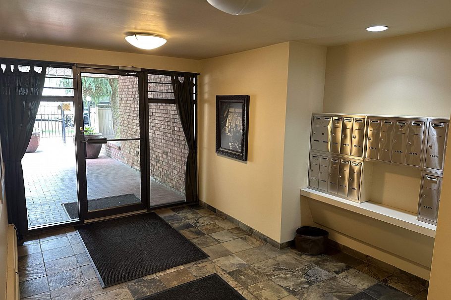 306 2234 Prince Albert Street Vancouver, BC - 5