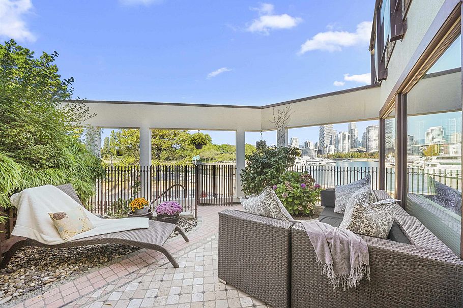 1130 Ironwork Passage Vancouver, BC - 3