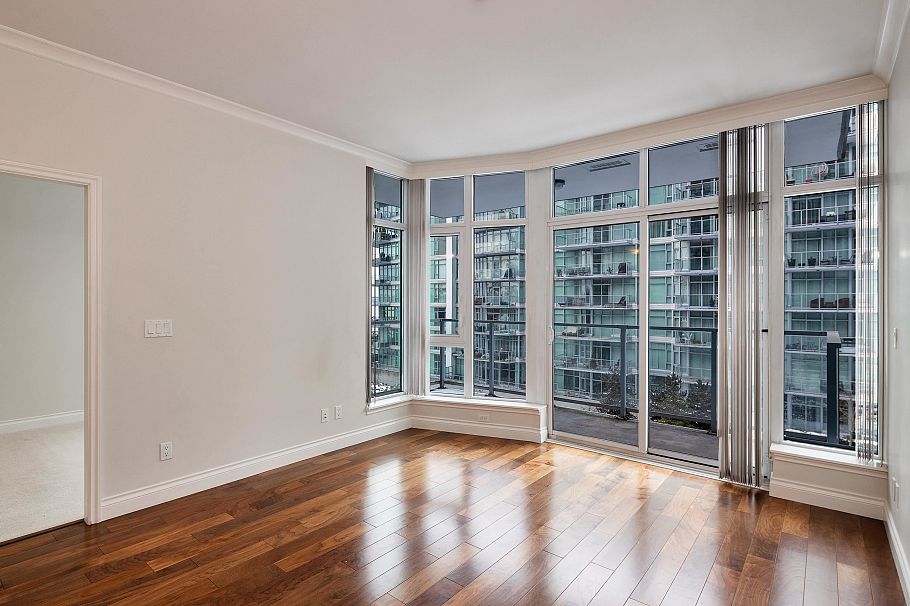 305 185 Victory Ship Way North Vancouver, BC - 9