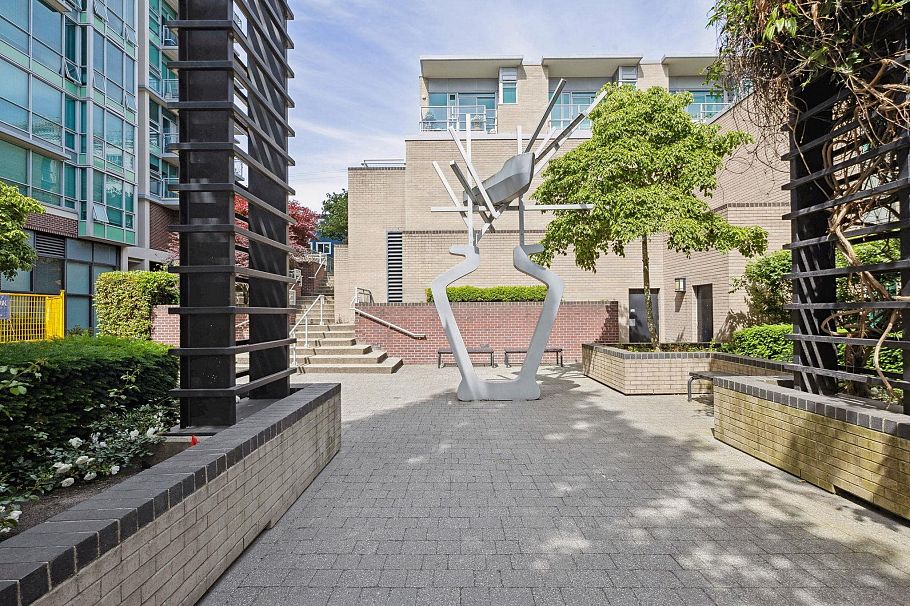 408 133 E Esplanade Avenue North Vancouver, BC - 23