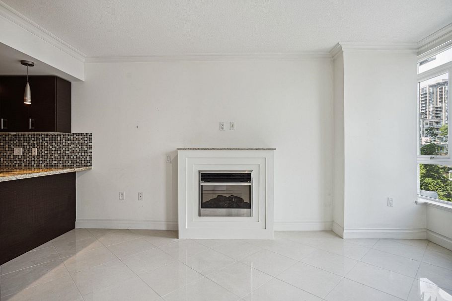 408 133 E Esplanade Avenue North Vancouver, BC - 4