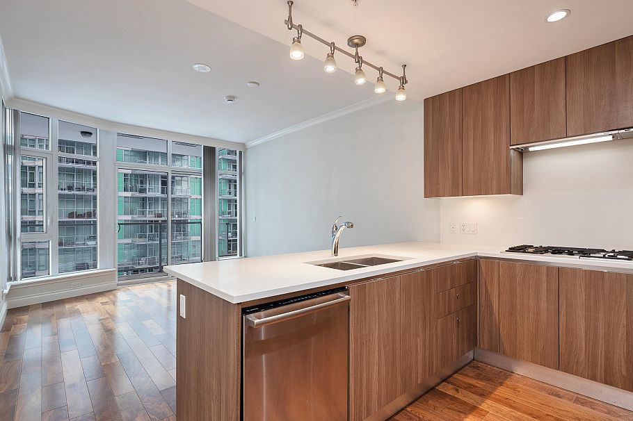 305 185 Victory Ship Way North Vancouver, BC - 15