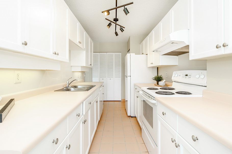 402 1845 Robson Street Vancouver, BC - 5