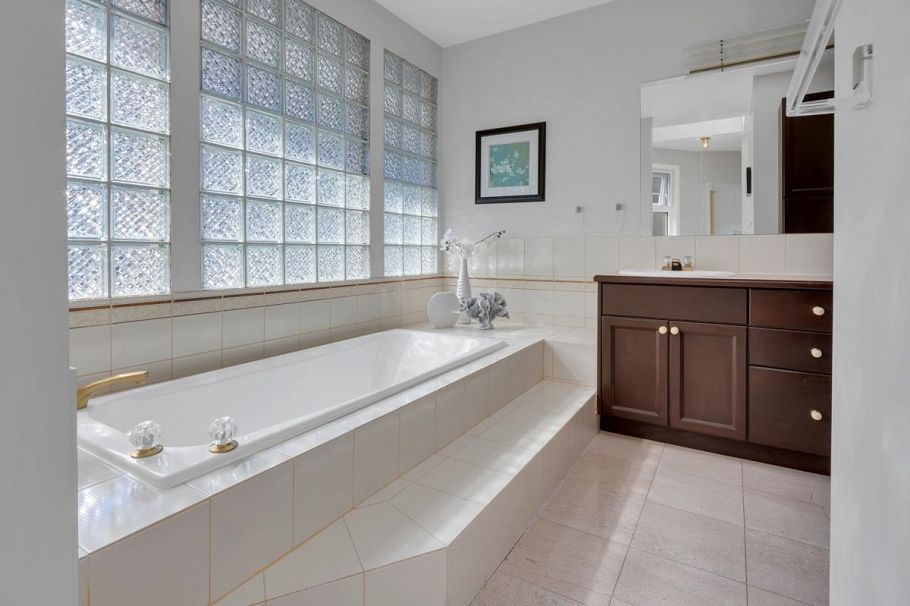 4322 West Point Place Vancouver, BC - 30