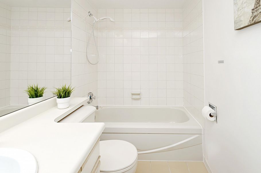 402 1845 Robson Street Vancouver, BC - 10