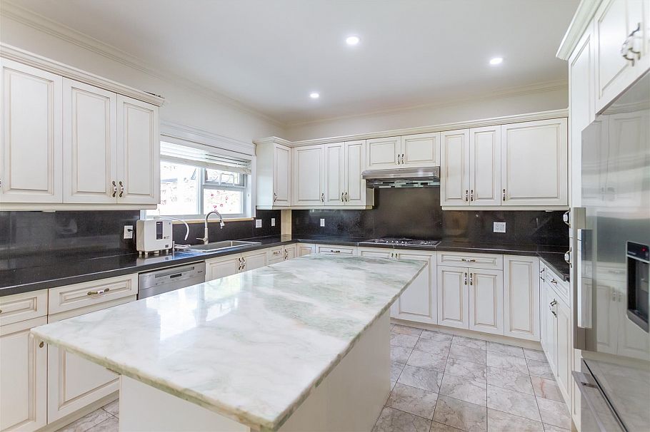 1369 W 55th Avenue Vancouver, BC - 9