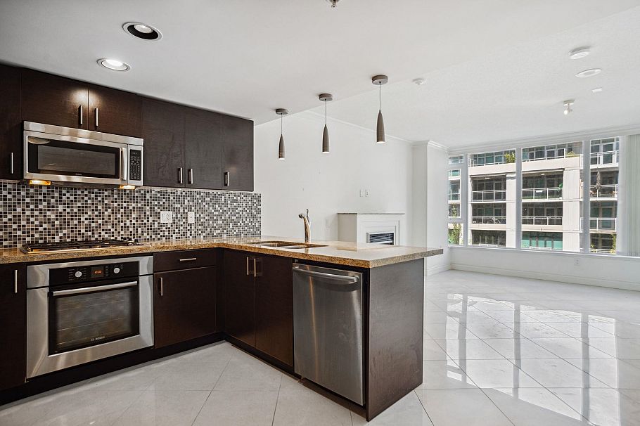 408 133 E Esplanade Avenue North Vancouver, BC - 1