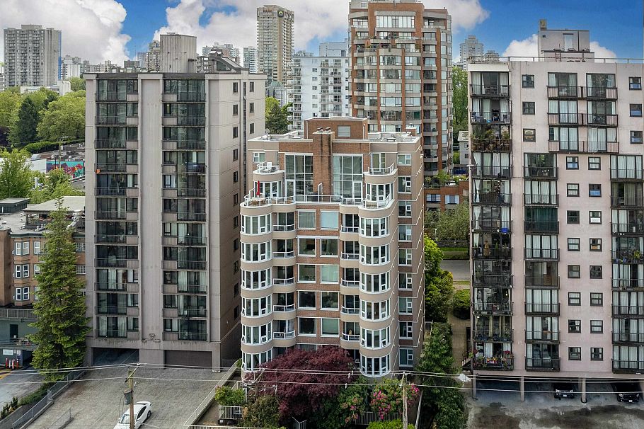 402 1845 Robson Street Vancouver, BC - 2