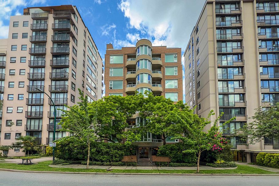 402 1845 Robson Street Vancouver, BC - 1