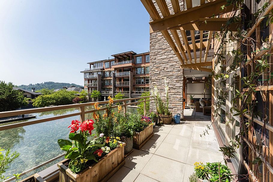 215 3602 Aldercrest Drive North Vancouver, BC - 1