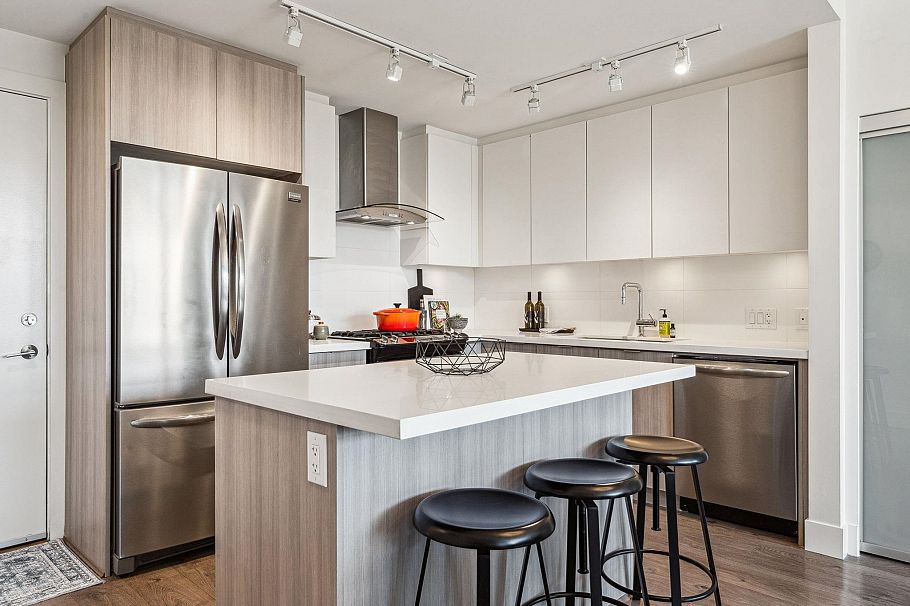 215 3602 Aldercrest Drive North Vancouver, BC - 12