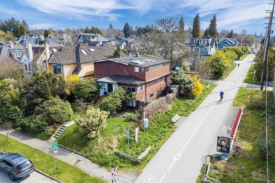 2070 W 14th Avenue Vancouver, BC - 1