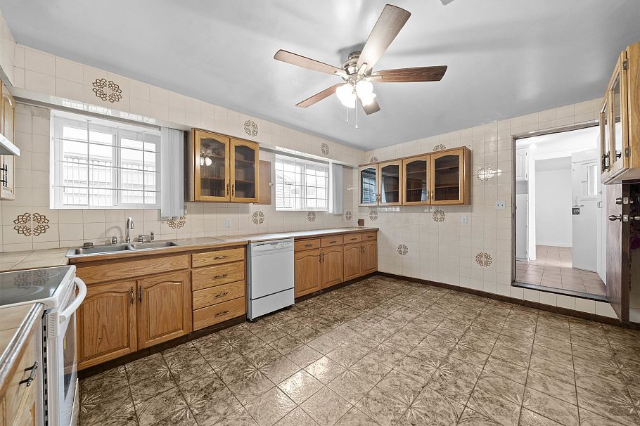 3160 E 6th Avenue Vancouver, BC - 24