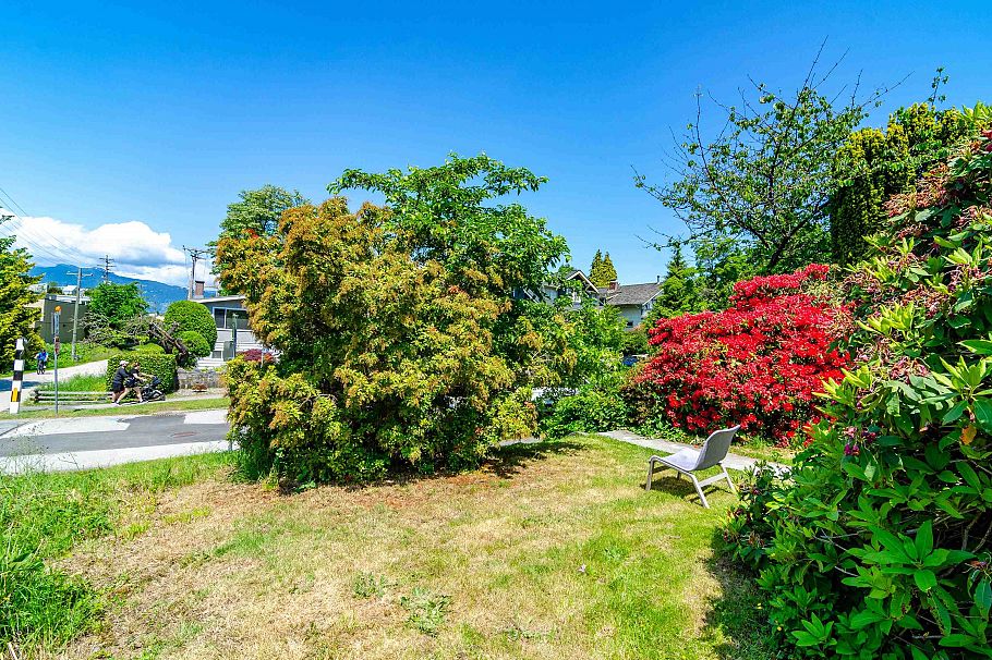 2070 W 14th Avenue Vancouver, BC - 8