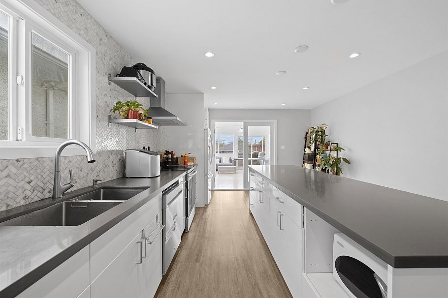 3160 E 6th Avenue Vancouver, BC - 11