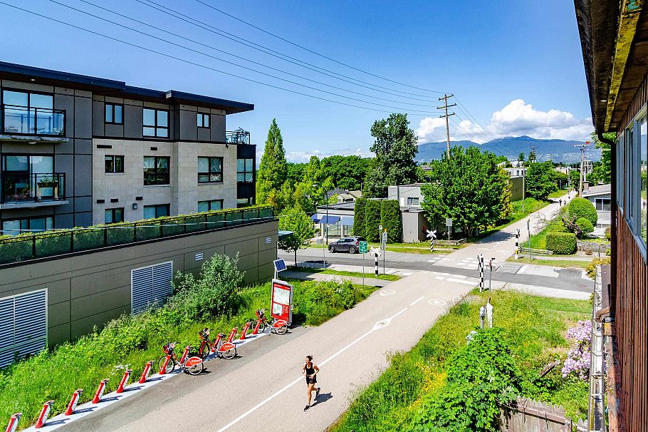 2070 W 14th Avenue Vancouver, BC - 9