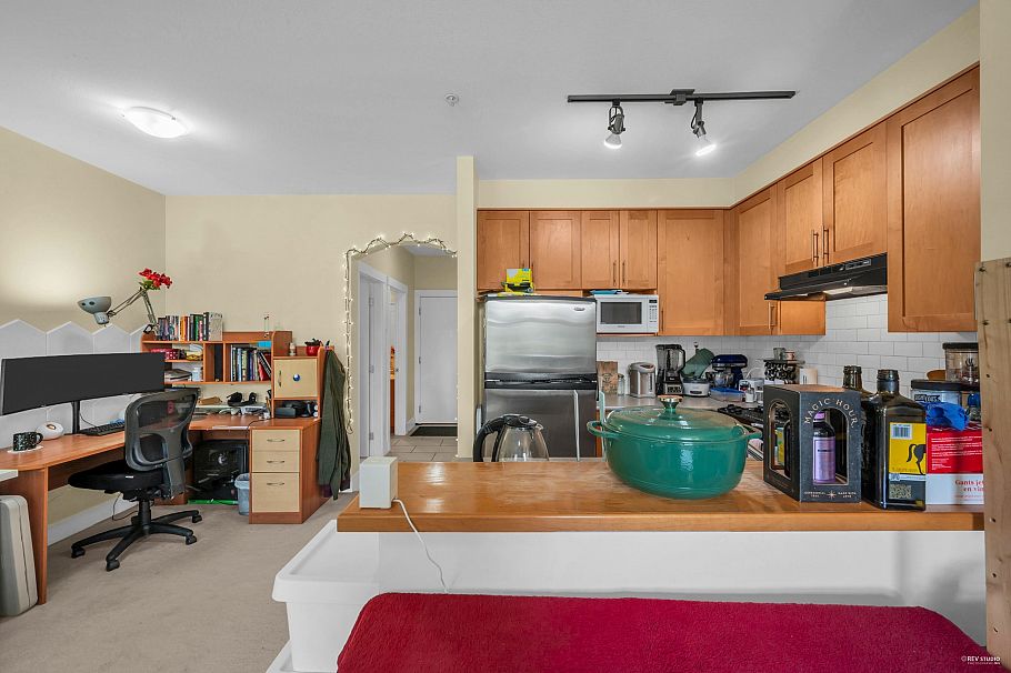 307 2083 W 33 Avenue Vancouver, BC - 5