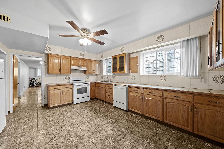 3160 E 6th Avenue Vancouver, BC - 25