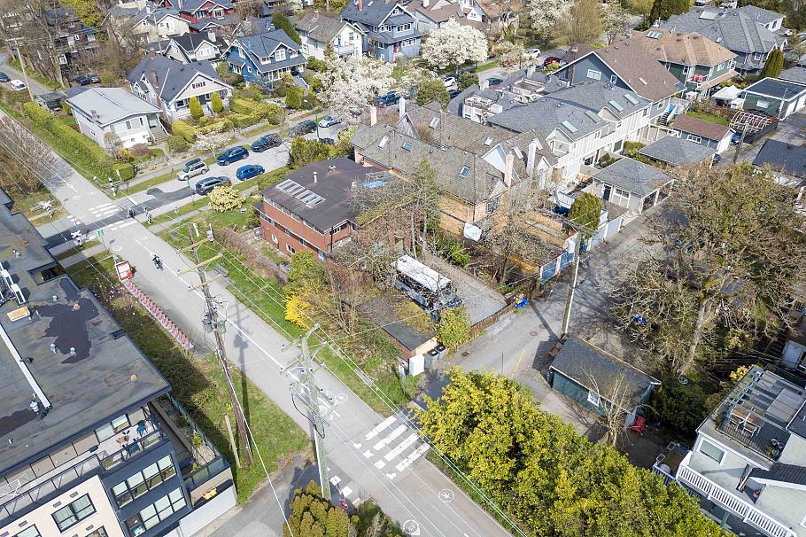 2070 W 14th Avenue Vancouver, BC - 5