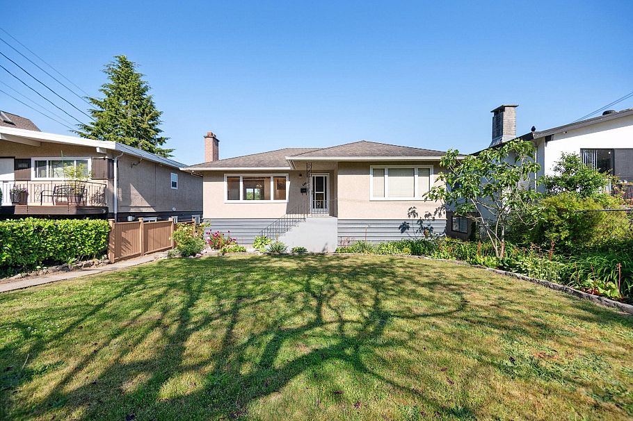 4262 Dumfries Street Vancouver, BC - 1