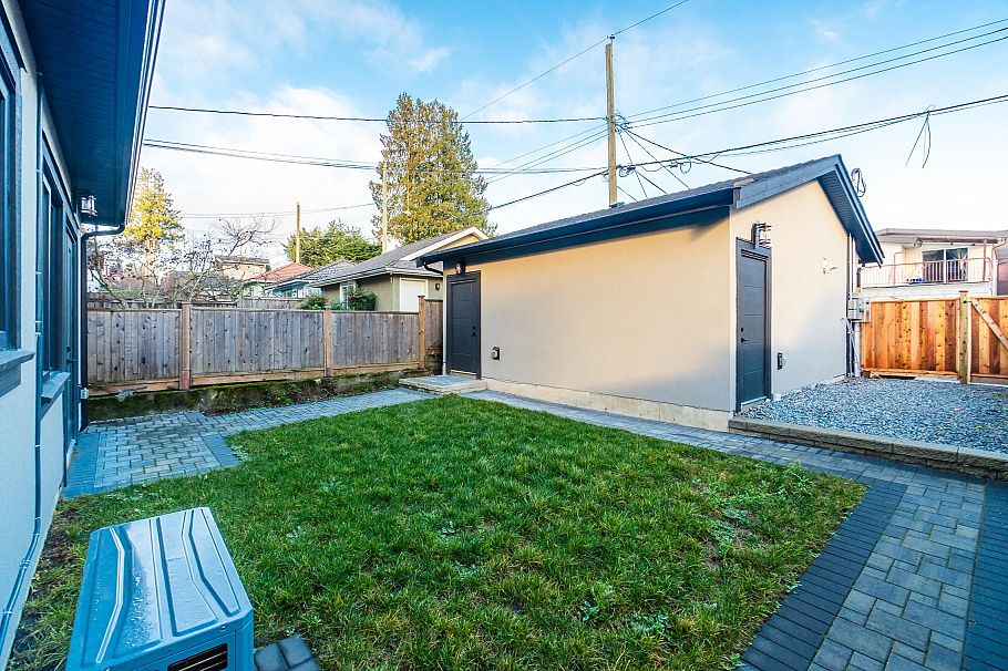 1 8192 Haig Street Vancouver, BC - 17