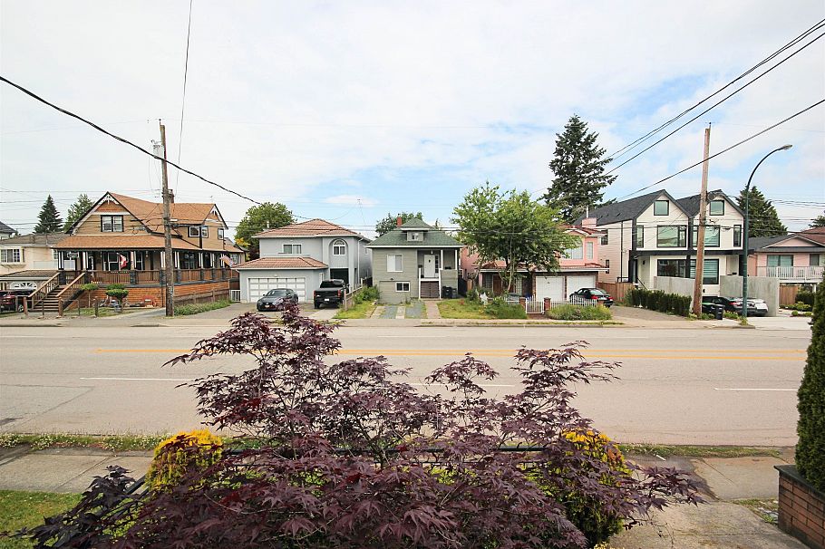 112 E King Edward Avenue Vancouver, BC - 24