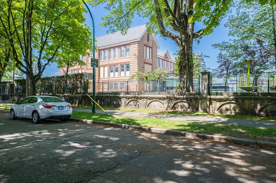 1342 E 10th Avenue Vancouver, BC - 25
