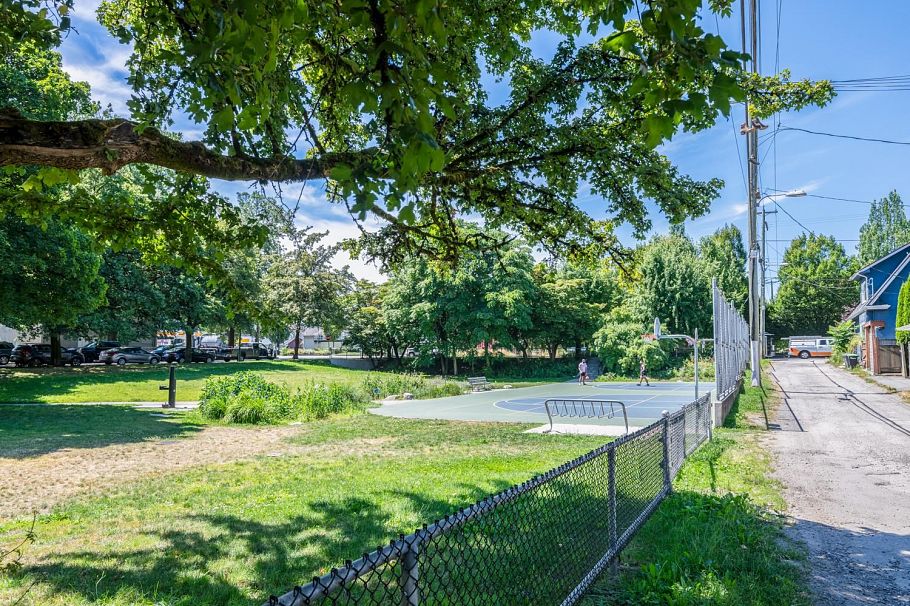 1342 E 10th Avenue Vancouver, BC - 3