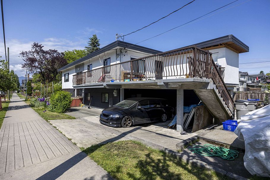 4198 St. George Street Vancouver, BC - 1