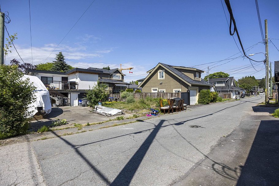 4198 St. George Street Vancouver, BC - 3