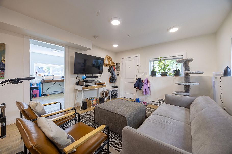 4198 St. George Street Vancouver, BC - 7