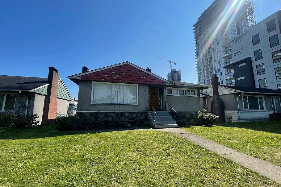 426 W 41st Avenue Vancouver, BC - 1