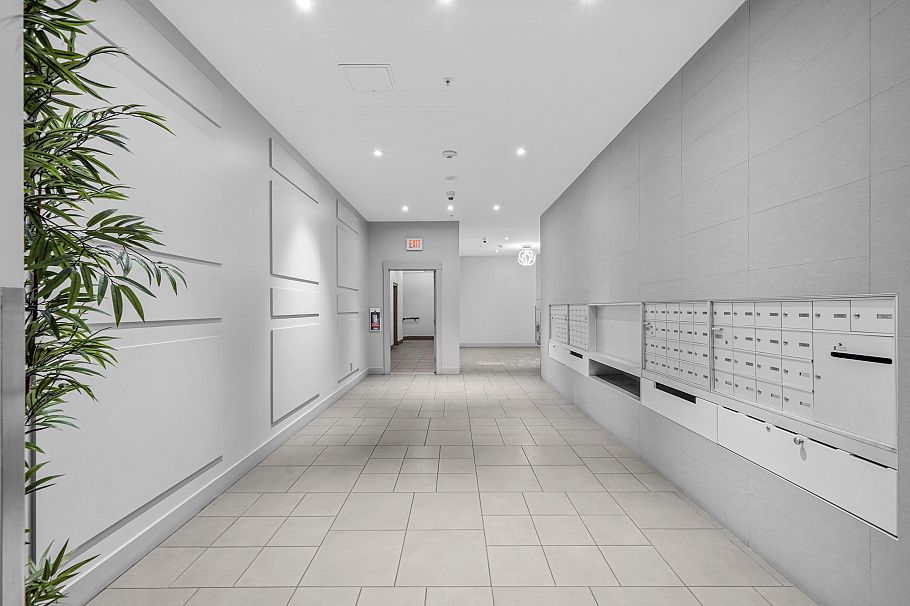 403 121 W 16th Street North Vancouver, BC - 33