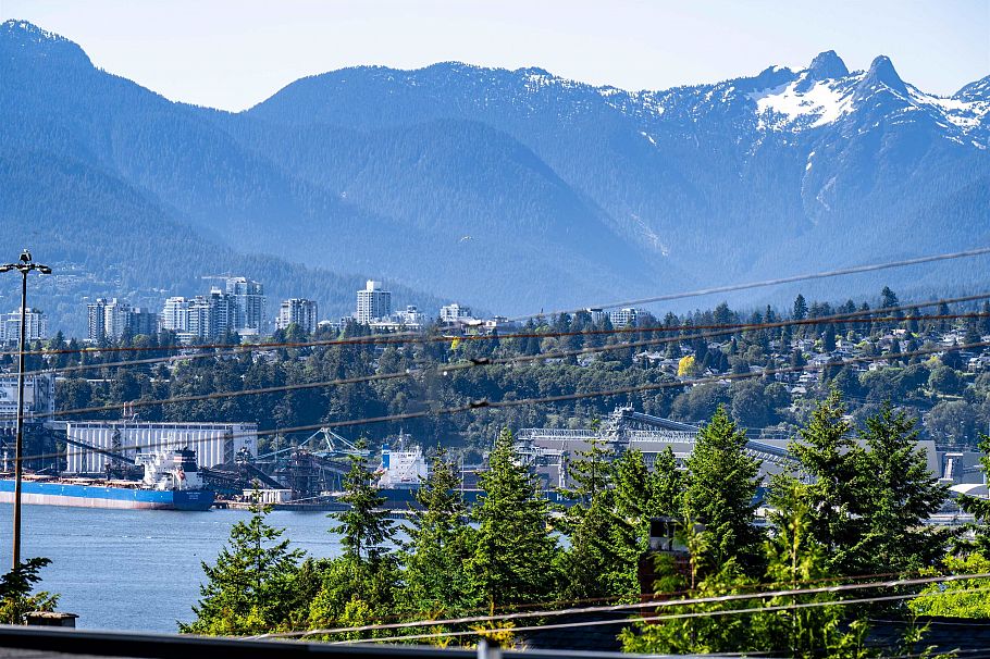 3439 Dundas Street Vancouver, BC - 1