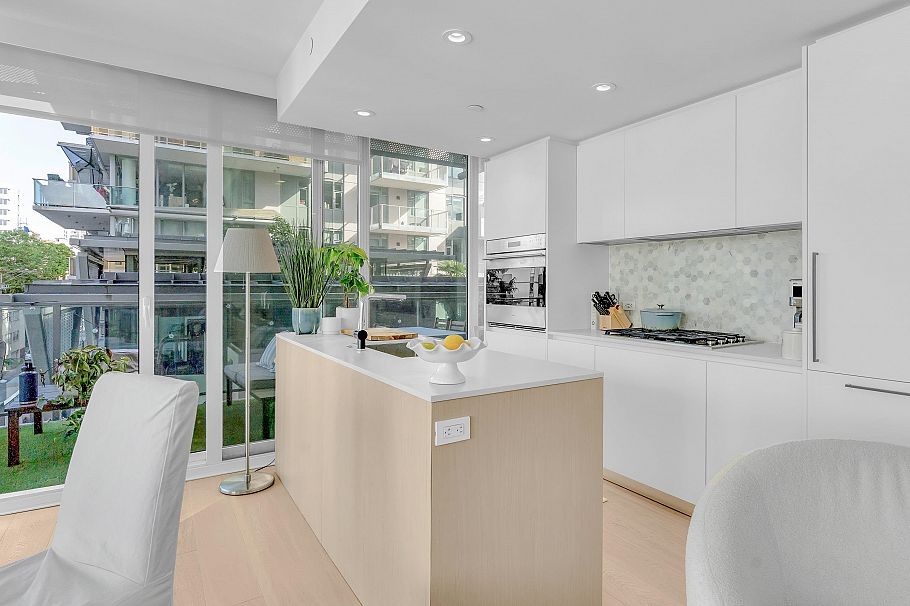 605 1180 Broughton Street Vancouver, BC - 9