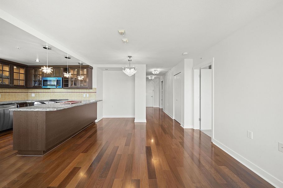 403 121 W 16th Street North Vancouver, BC - 10