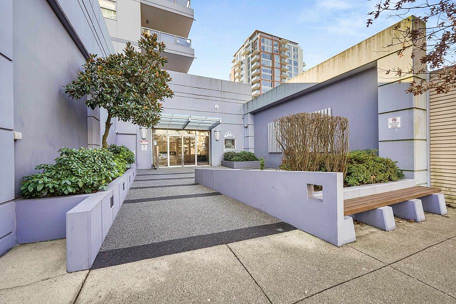 403 121 W 16th Street North Vancouver, BC - 2