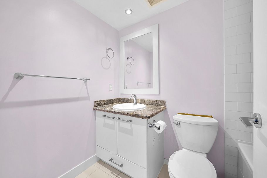 403 121 W 16th Street North Vancouver, BC - 26