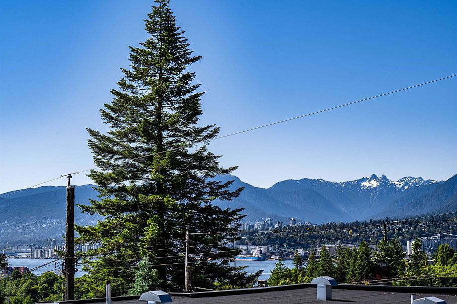 3439 Dundas Street Vancouver, BC - 3